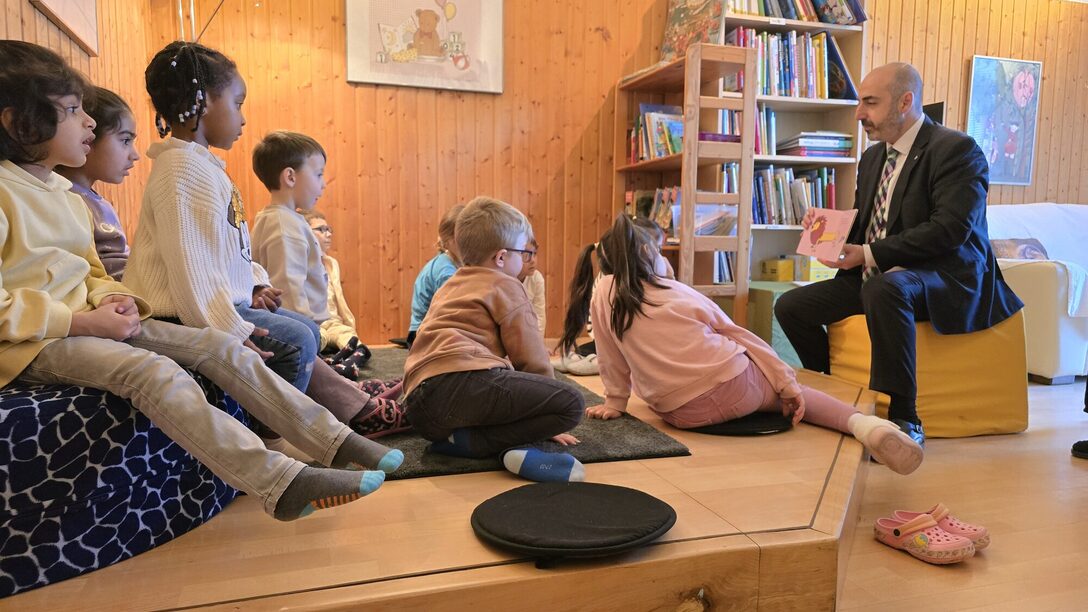 Bürgermeister Murat Karakaya in einer Kita beim Vorlesen