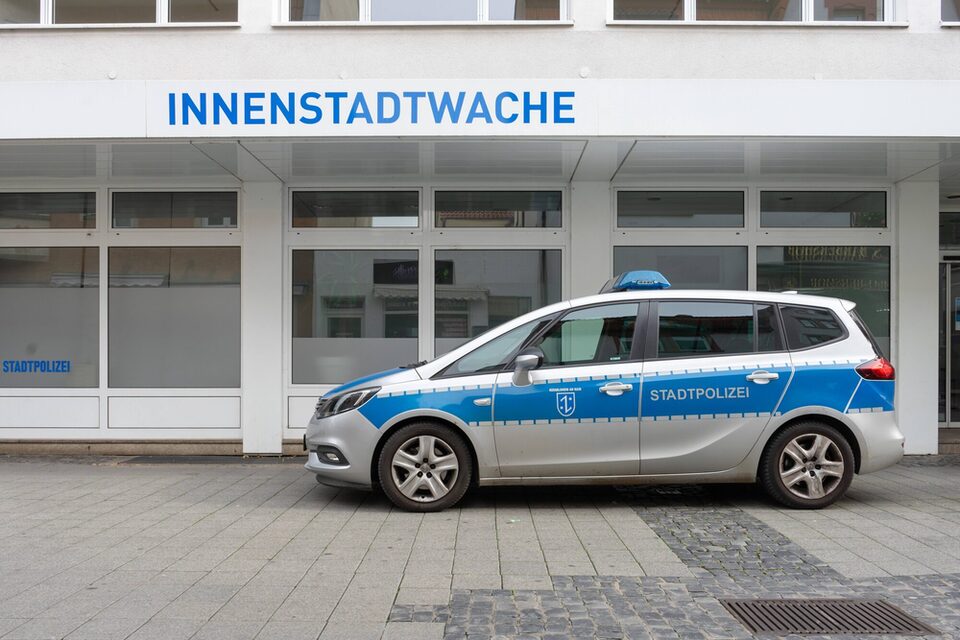 Auto der Stadtpolizei steht vor dem Gebäude der Innenstadtwache in der Marktstraße.