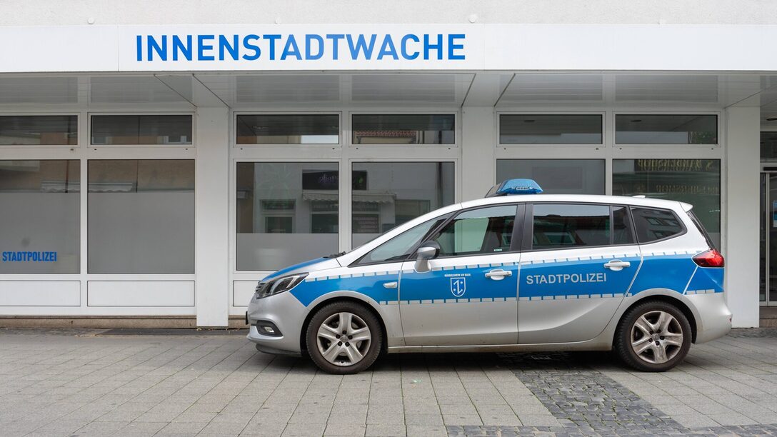 Auto der Stadtpolizei steht vor dem Gebäude der Innenstadtwache in der Marktstraße.
