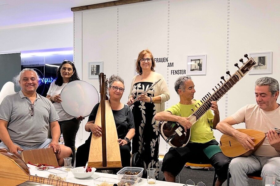 Mehrere Personen mit unterschiedlichen Instrumenten in einem Museum.