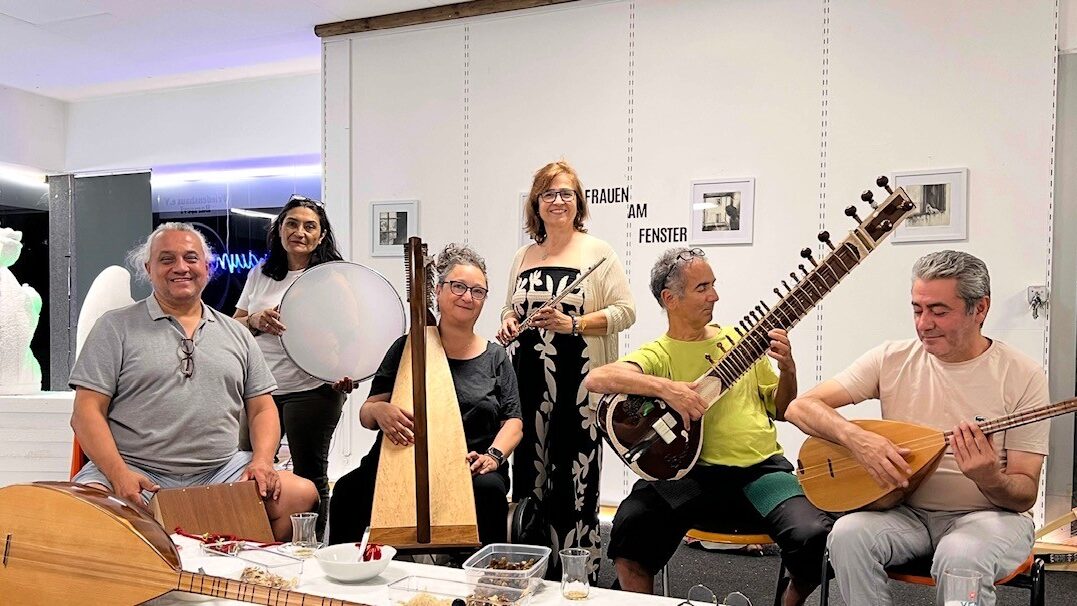 Mehrere Personen mit unterschiedlichen Instrumenten in einem Museum.