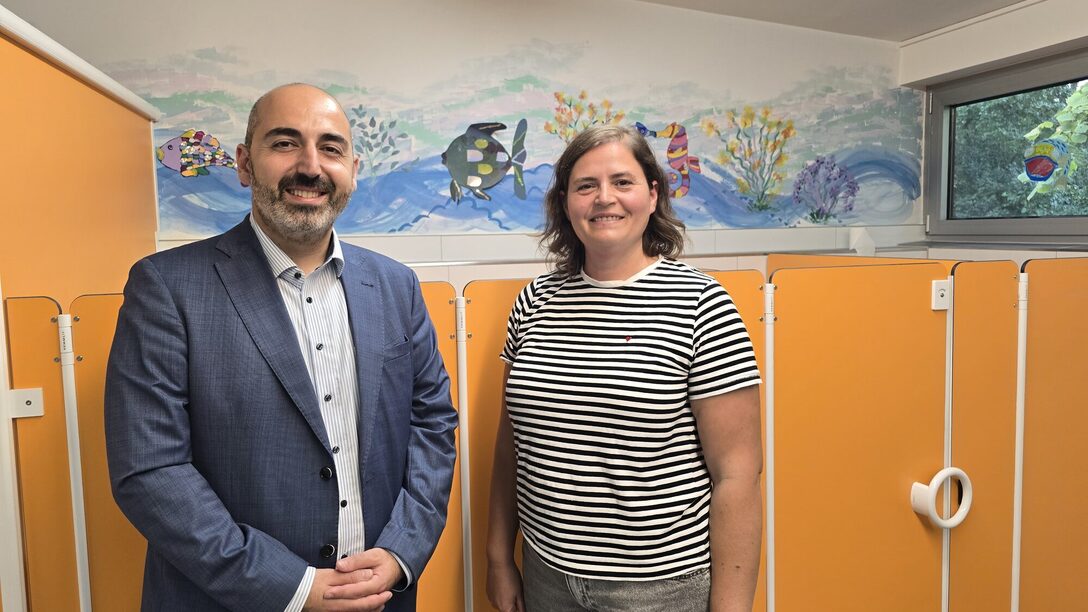 Bürgermeister Karakaya und Kitaleitung in den sanierten Sanitäranlagen der Kita Lengfeldstraße