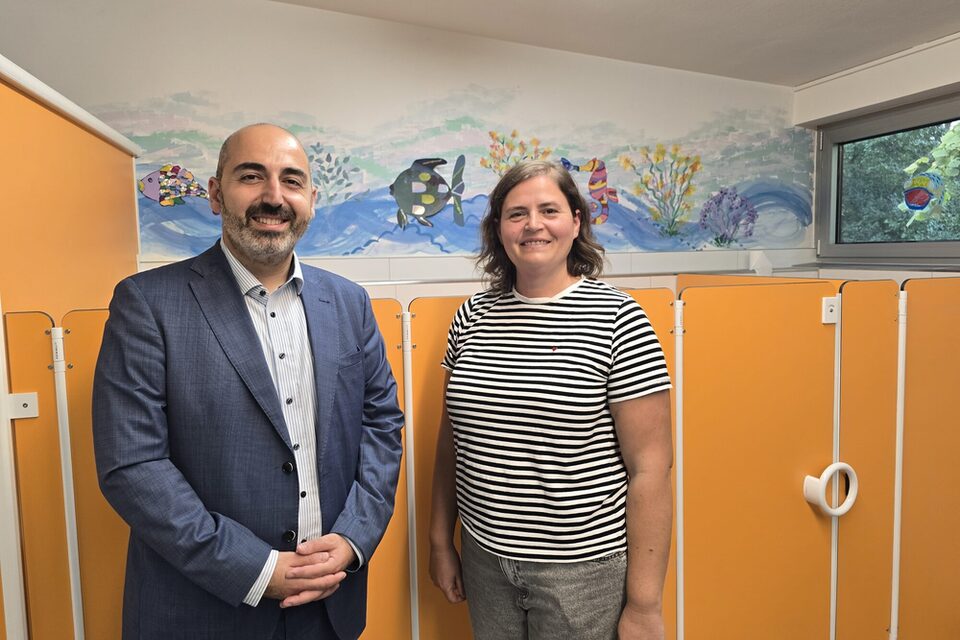 Bürgermeister Karakaya und Kitaleitung in den sanierten Sanitäranlagen der Kita Lengfeldstraße