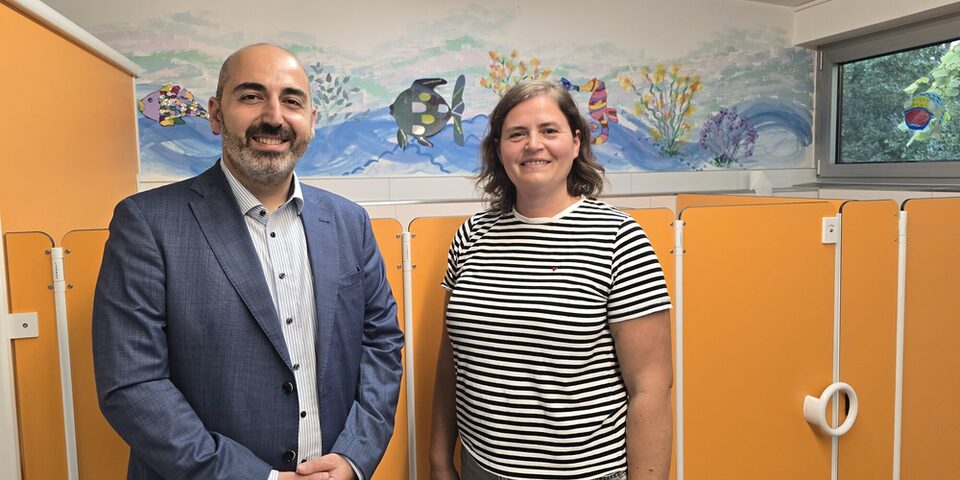 Bürgermeister Karakaya und Kitaleitung in den sanierten Sanitäranlagen der Kita Lengfeldstraße