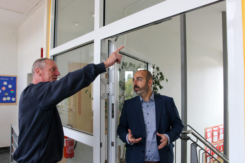 Bürgermeister Karakaya bei einem Ortstermin in der Schillerschule