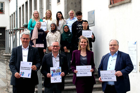 Das Foto zeigt (vordere Reihe v.l.n.r.): Oberbürgermeister Patrick Burghardt, Torsten Regenstein (Geschäftsführer gewobau Rüsselsheim), Vanessa Repp (Vice President Future Product, Opel) und Prof. Dr. Andreas Brensing (Vizepräsident Hochschule RheinMain) sowie Auszubildende und das Projektteam der einzelnen Mitglieder des lokalen Netzwerks der Charta der Vielfalt.