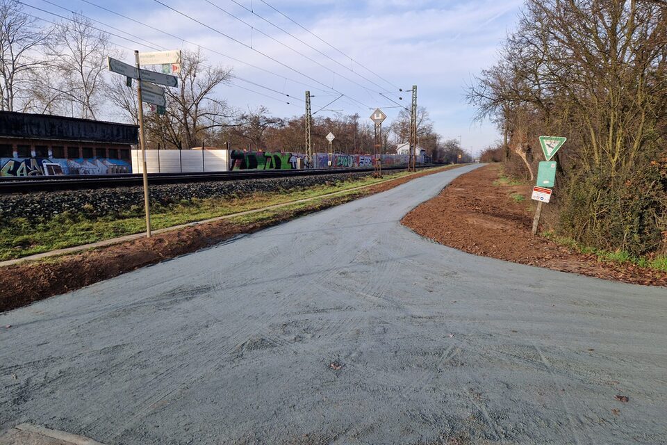 Geh- und Radweg entlang der Bahnlinie