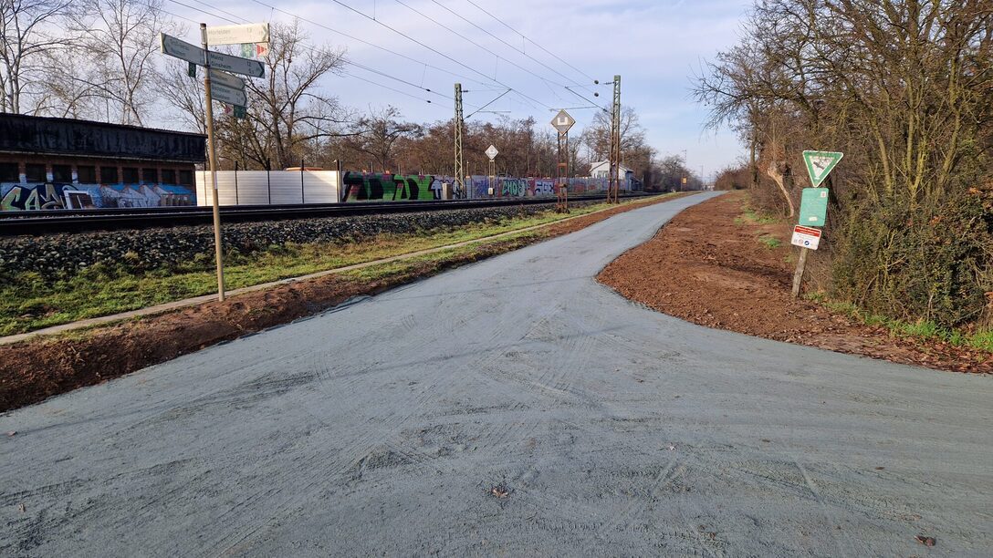 Geh- und Radweg entlang der Bahnlinie
