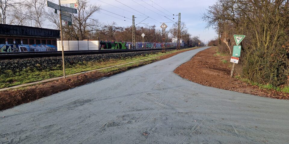 Geh- und Radweg entlang der Bahnlinie