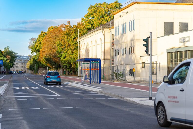 Barrierefreie Bushaltestelle unter anderem mit erhöhten Gehsteig
