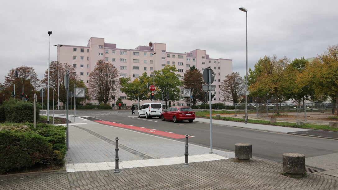 Autos stoppen an der neuen Ampelkreuzung