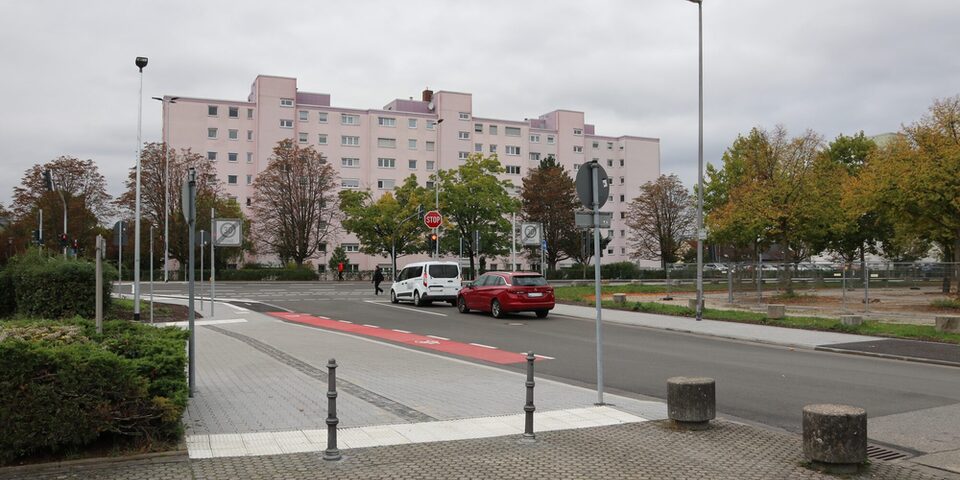 Autos stoppen an der neuen Ampelkreuzung
