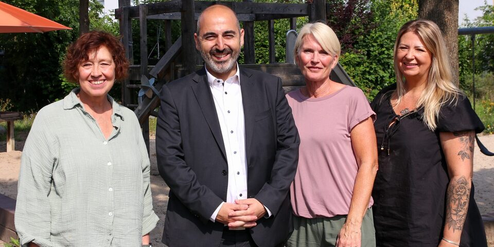 Bürgermeister Murat Karakaya mit Betreuerinnen einer freien Kita