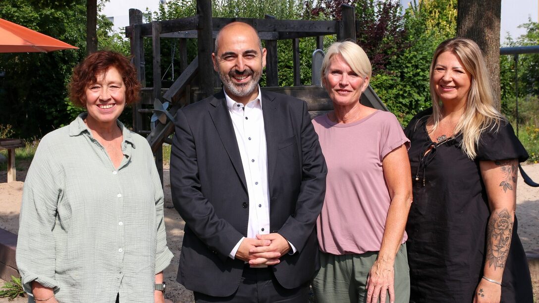 Bürgermeister Murat Karakaya mit Betreuerinnen einer freien Kita