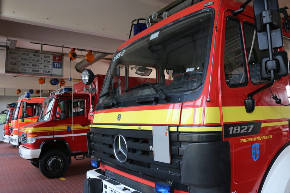Fahrzeug-Flotte der Berufsfeuerwehr in der Halle der Feuerwehr-Wache.