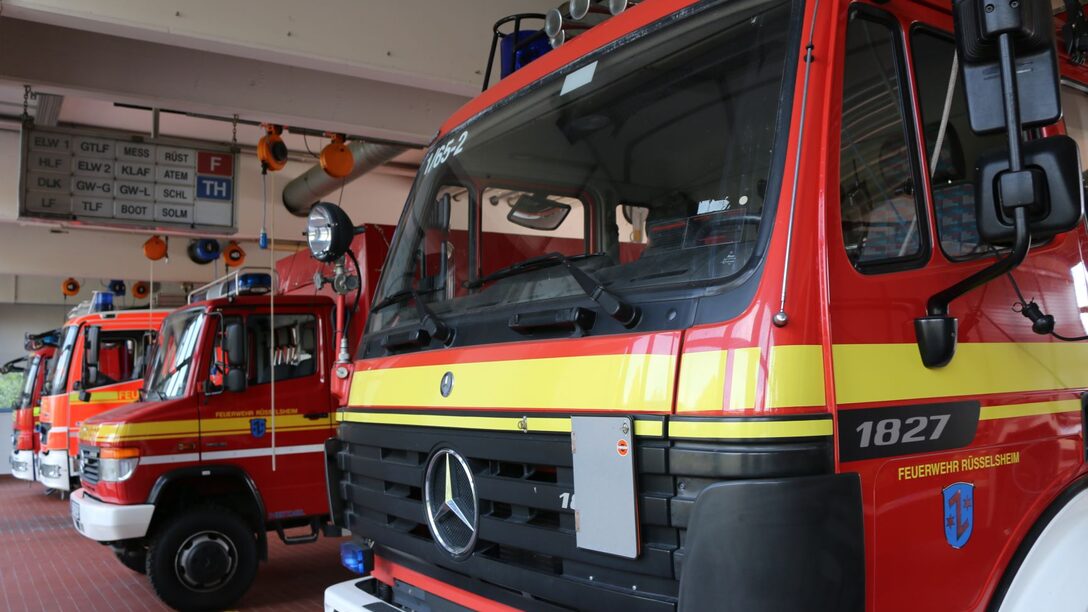 Fahrzeug-Flotte der Berufsfeuerwehr in der Halle der Feuerwehr-Wache.