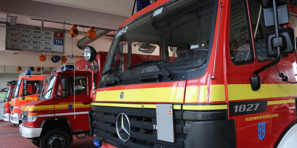 Fahrzeug-Flotte der Berufsfeuerwehr in der Halle der Feuerwehr-Wache.