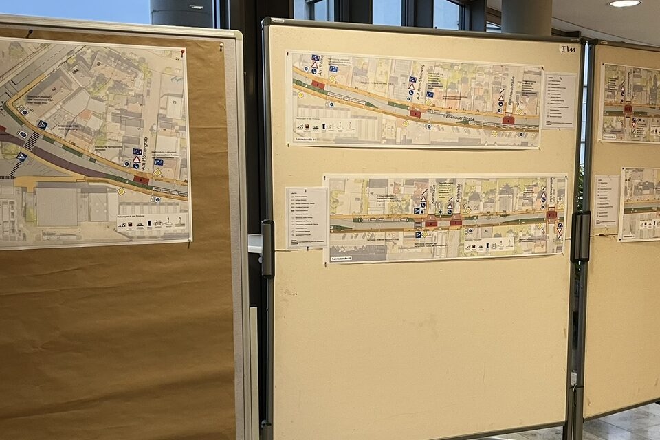 Pläne auf Aufstellwänden zur geplanten Fahrradstraße in der Weisenauer Straße.