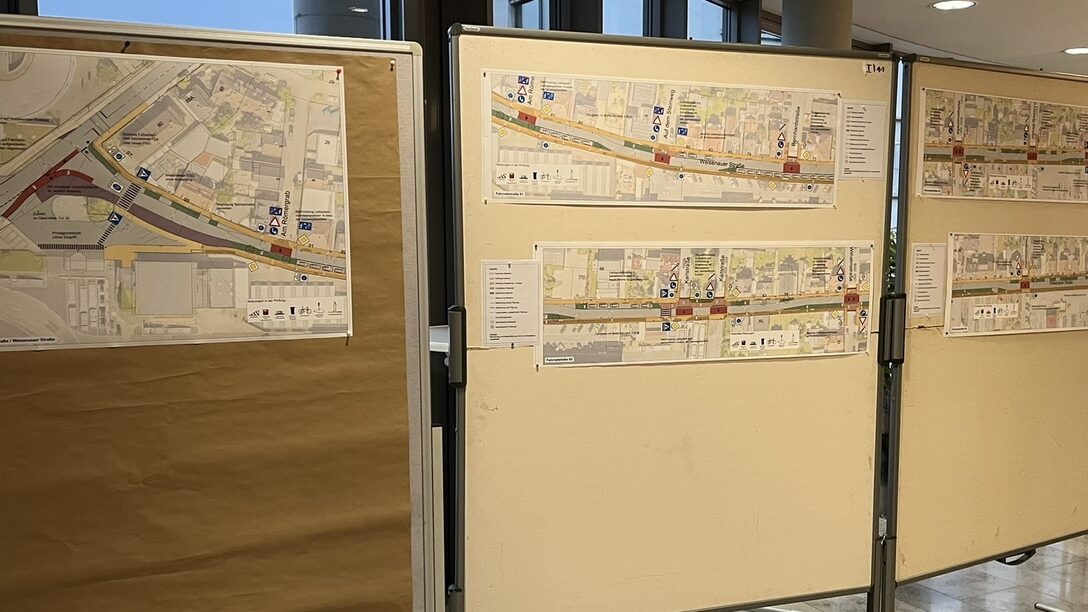 Pläne auf Aufstellwänden zur geplanten Fahrradstraße in der Weisenauer Straße.