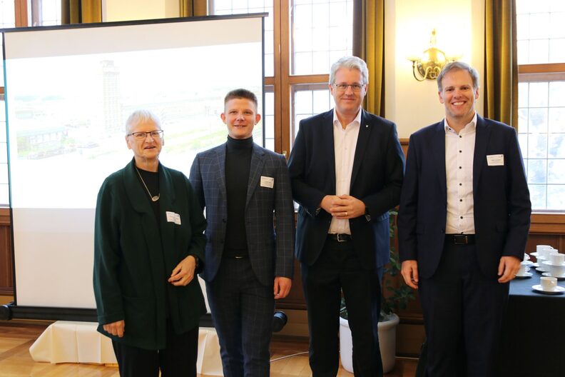 Stehen (v.l.n.r.): Professorin Dr. Birgit Scheppat, Dustin Metz (Manager Wirtschaftsförderung der Stadt Rüsselsheim am Main),Oberbürgermeister Patrick Burghardt, Maik Landwehr (Geschäftsführer der Stadtwerke Rüsselsheim GmbH)