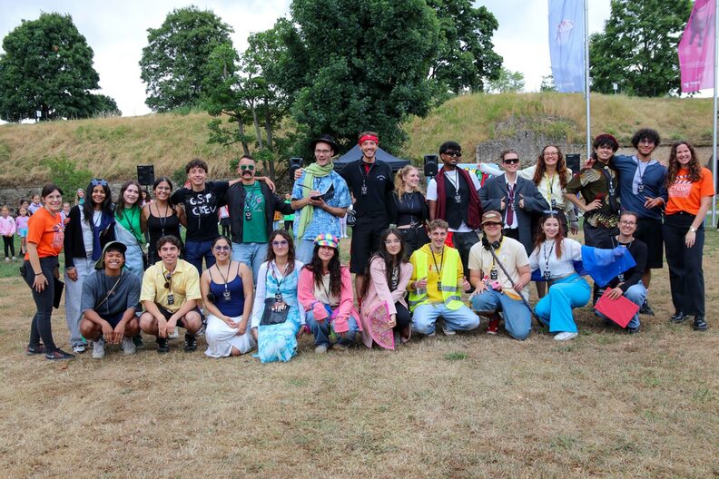 Bunt verkleidete Teamer der Ferienspiele.