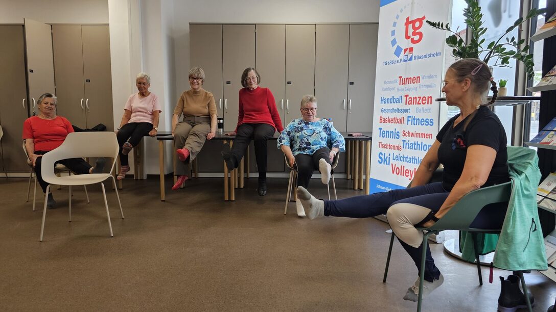Teilnehmende beim Rehasport in den Räumen des Stadtteiltreff Innenstadt. Das Programm wird von der TG Rüsselsheim organisiert