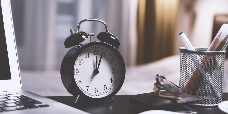 Eine Uhr auf einem Schreibtisch