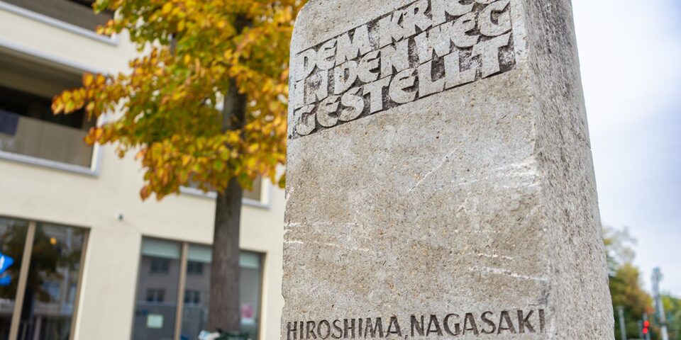 Friedensstein mit der Aufschrift "Dem Krieg in den Weg gestellt" auf dem Friedensplatz in Rüsselsheim am Main.