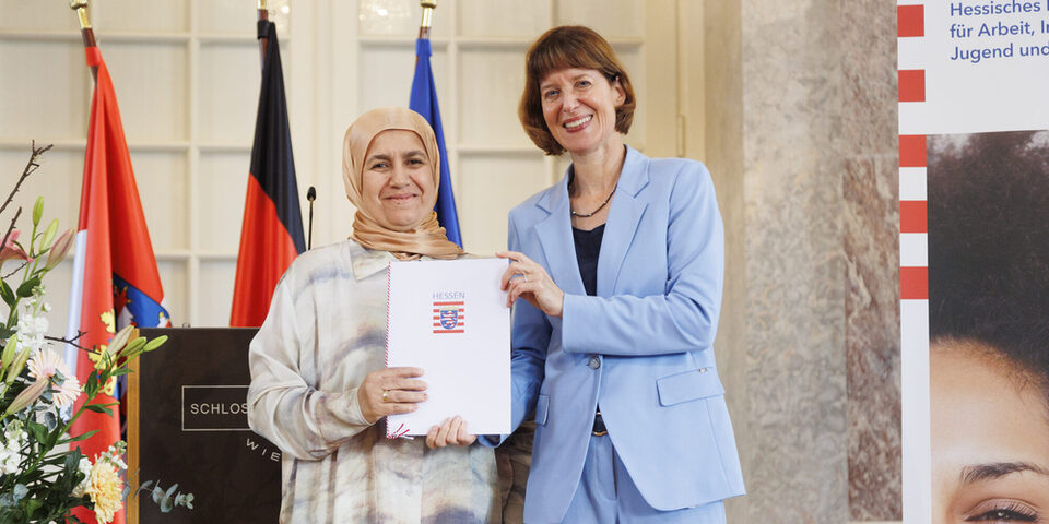 Bahia Bakkali und die Hessische Ministerin für Arbeit, Integration, Jugend und Soziales Heike Hofmann bei der Übergabe der Auszeichnung