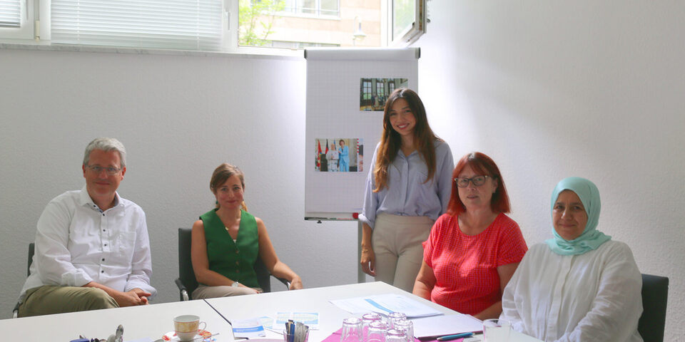 Oberbürgermeister Patrick Burghardt mit den WIR-Koordinatorinnen Elena Pisapia und Marina Athanail sowie Integrationslotsin Daniela Bonn-Lösch und Gesundheitslotsin Bahia Bakkali