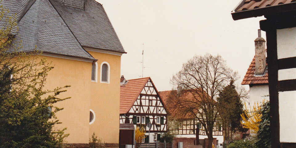 Katholische Kirche "Heilige Dreifaltigkeit" in Haßloch. Blick auf Gebäude und Kirchturm.