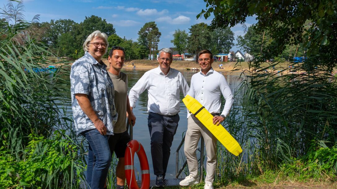 Auf dem Foto sind zu sehen (v.l.n.r.): Anette Tettenborn (Fachbereichsleitung Sport und Ehrenamt der Stadt), Martin Schwabe (Bäderverwaltung der Stadt), Oberbürgermeister Patrick Burghardt und Marcel Cezanne (Stellvertretender Bezirksvorsitzender DLRG Bezirk Rüsselsheim e.V.).