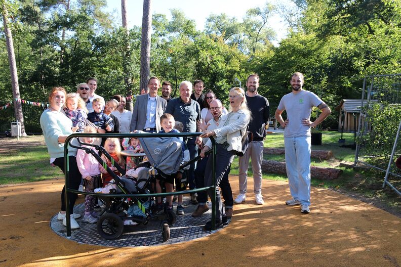 Kinder erproben das barrierefreie Karussell auf dem Spielplatz an der Heppenheimer Straße.