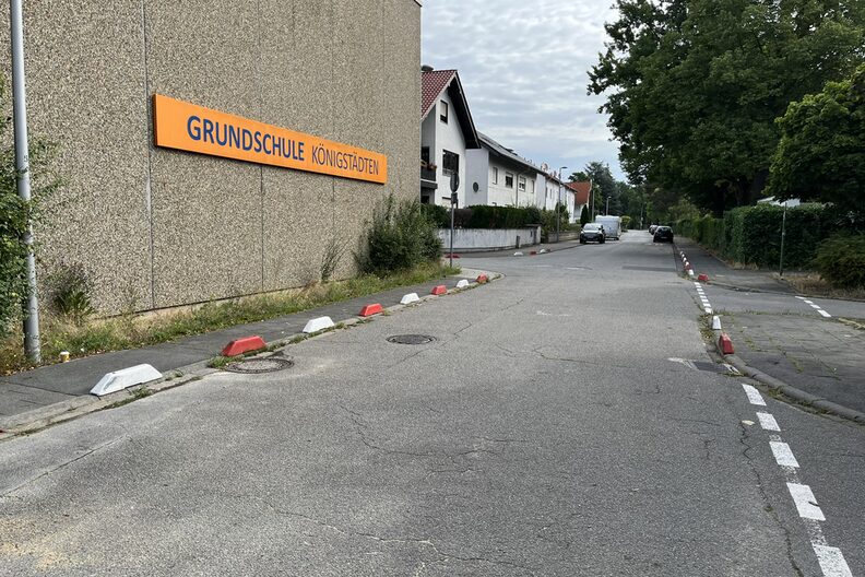 Erhöhungen am Bordstein sichern den Gehweg ab.