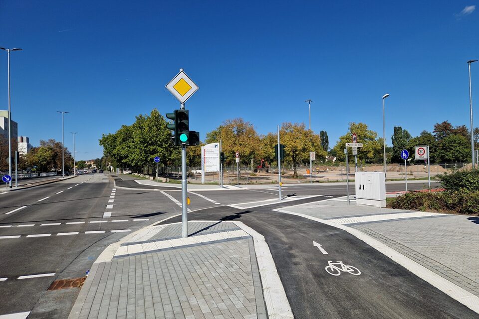Ein neuer breiter Radweg an der Adam-Opel-Straße