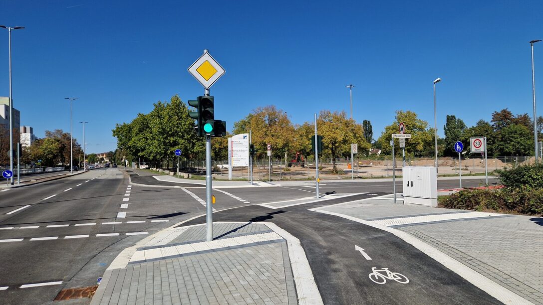 Ein neuer breiter Radweg an der Adam-Opel-Straße