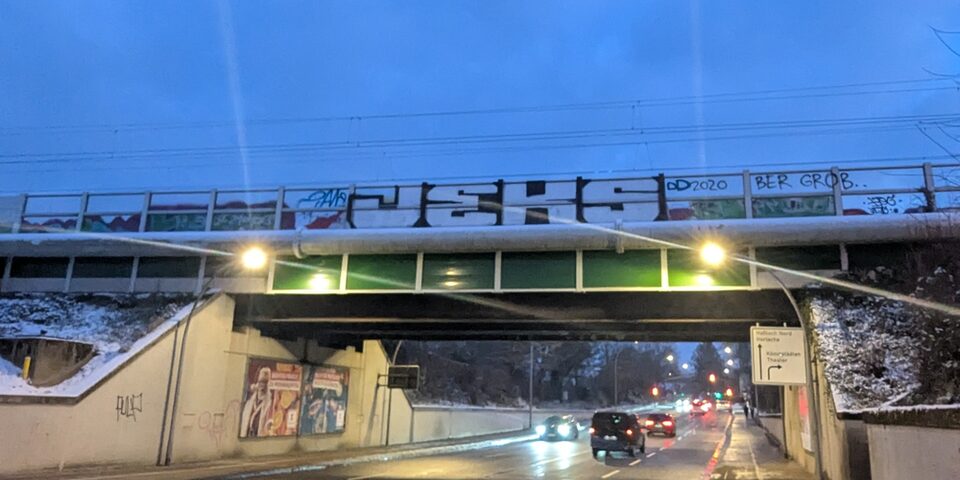 Die Bahnbrücke über der Bonner Straße