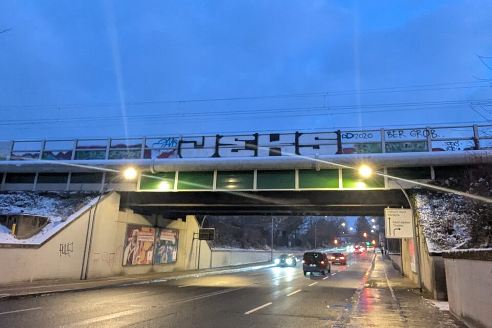 Die Bahnbrücke über der Bonner Straße