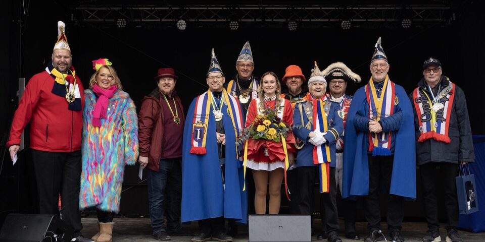 Oberbürgermeister Patrick Burghardt sowie verdiente Persönlichkeiten aus den Fastnachtsvereinen, die mit dem Narrenorden ausgezeichnet wurden.