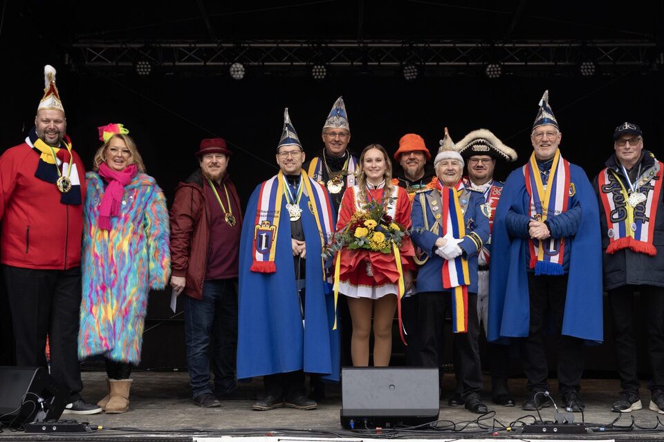 Oberbürgermeister Patrick Burghardt sowie verdiente Persönlichkeiten aus den Fastnachtsvereinen, die mit dem Narrenorden ausgezeichnet wurden.