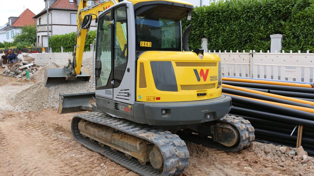 Ein Bagger verschiebt Erde bei Kanalarbeiten im Ramsee