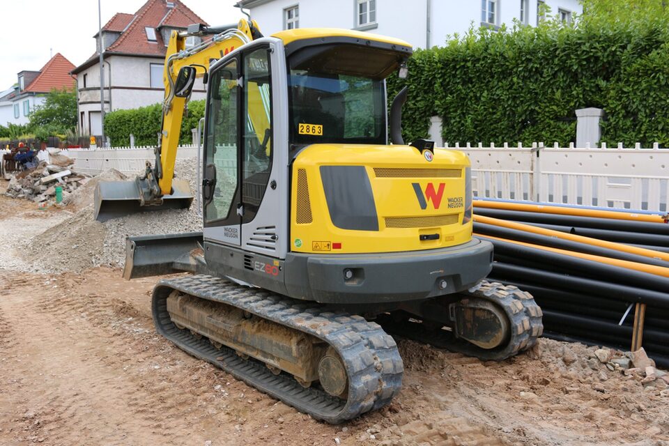 Ein Bagger verschiebt Erde bei Kanalarbeiten im Ramsee