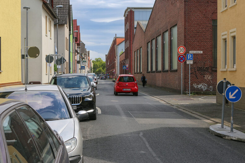 Weisenauer Straße mit parkenden und fahrenden Autos