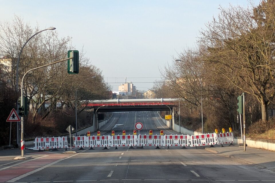 Absperrbarken auf der Bonner Straße vor der Bahnbrücke