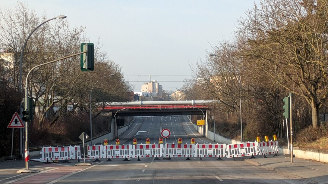 Absperrbarken auf der Bonner Straße vor der Bahnbrücke