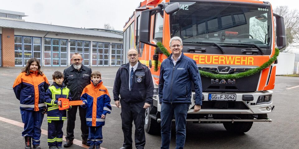 Kinder der Jugendfeuerwehr nehmen den symbolischen Schlüssel für das Löschgruppenfahrzeug entgegen.