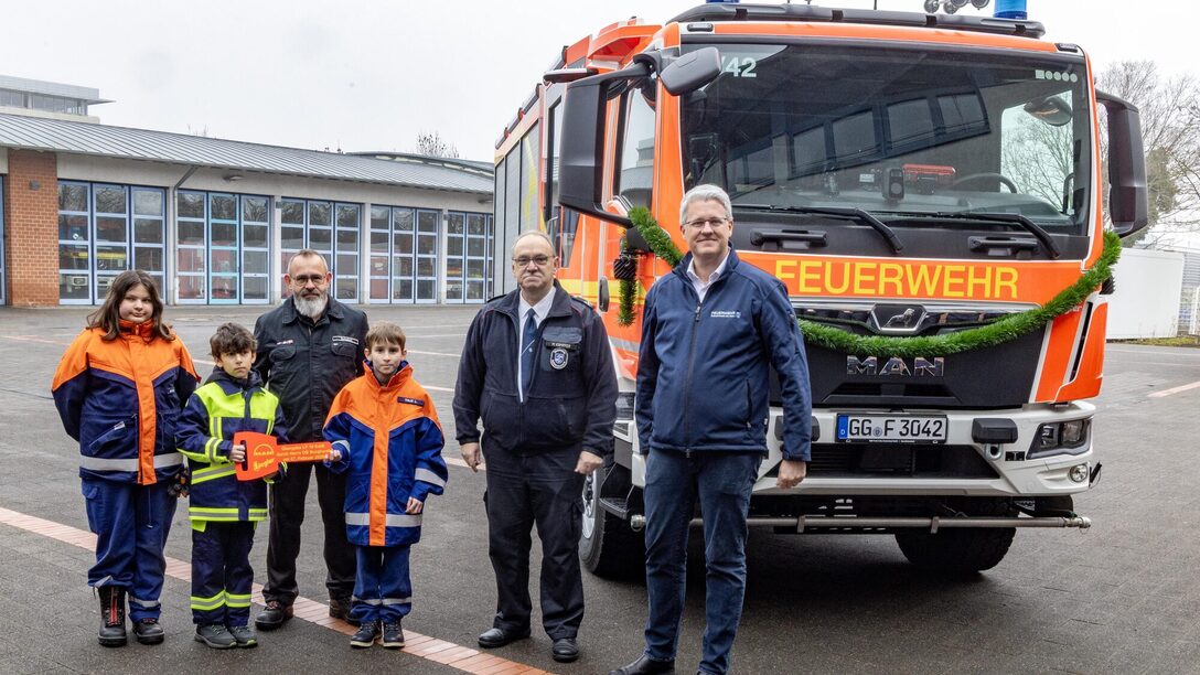 Kinder der Jugendfeuerwehr nehmen den symbolischen Schlüssel für das Löschgruppenfahrzeug entgegen.