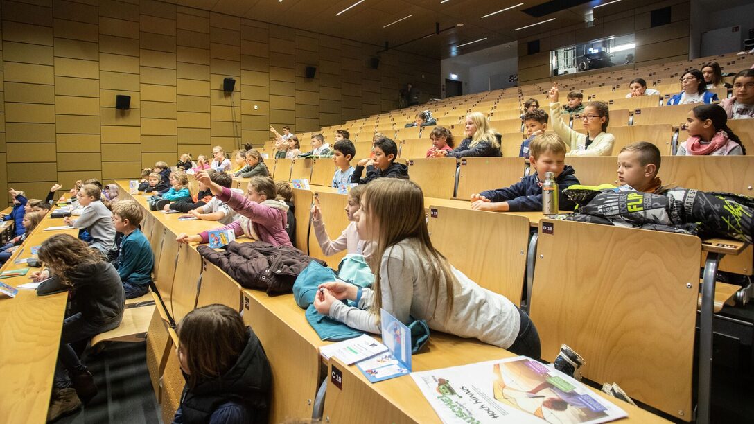 Kinder bei der Kinderuni im Vorlesungssaal der Hochschule RheinMain