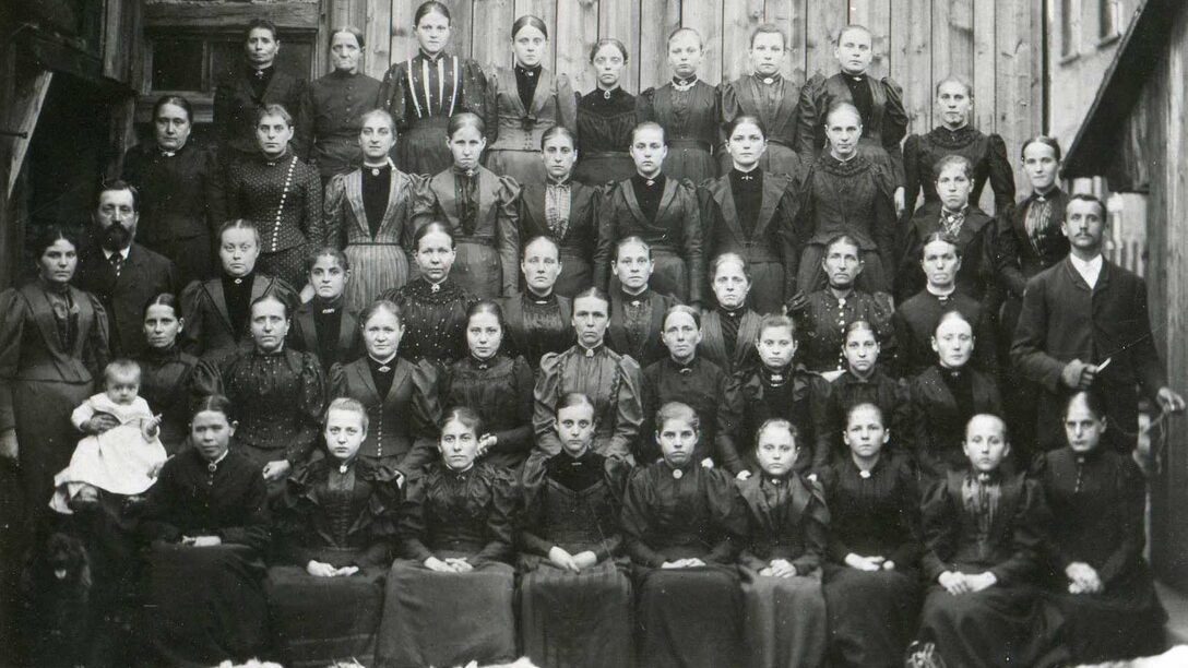 Das Bild zeigt Arbeiterinnen der Hasenhaarschneiderei.