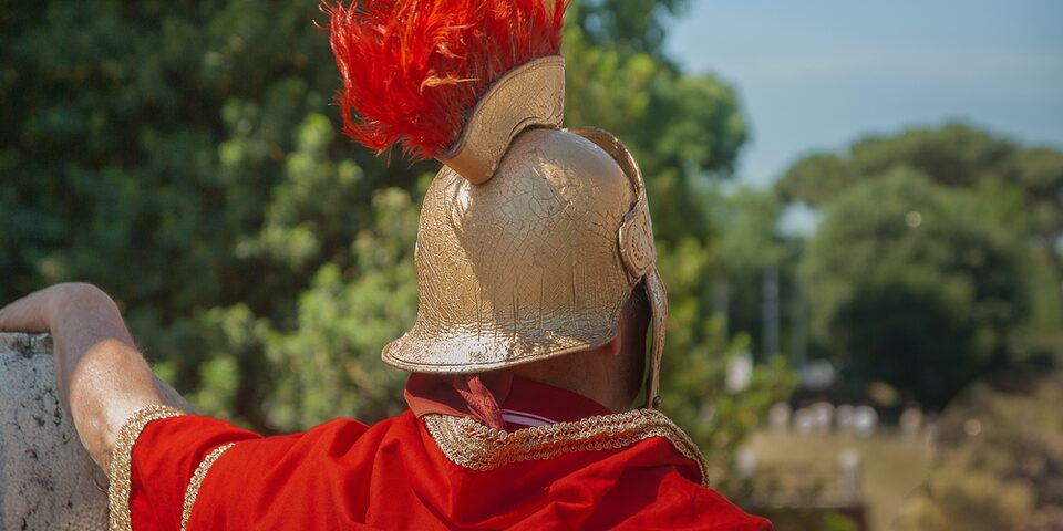 Das Bild zeigt Römer von hinten.